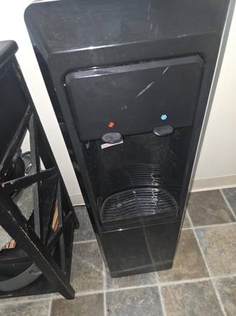 Water Stand for 5 gallon Bottles, both Chill and Hot work 1