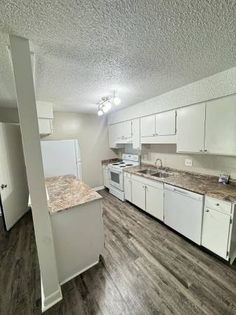 $1,350 / 2br - 870ft2 - 🚪✨ Open the door to savings — $300 OFF Move-In! 🛋️ (Nashville)63673250108161124