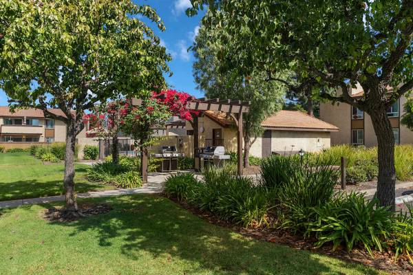 $2,250 / 1br - 851ft2 - Programa de Referencia de Residentes, 2 Piscinas, Vistas al Patio Interior (645 Lantana St, Camarillo, CA)63668253420035124