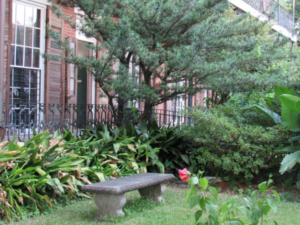 $350 / 1br - 334ft2 - Furnished Studio Apartment one block off St. Charles Ave. (New Orleans)63903650257154120