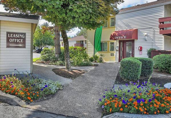 $1,545 / 2br - ¡$500 DE DESCUENTO EN TU 1ER MES! Juego de WD Incluido, Estaciones para Mascotas, Se Aceptan Gatos y Perros (Powell Butte)63672618774913124