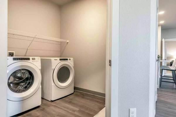 $1,956 / 2br - 1150ft2 - Welcome to your new 2 bed, 2 bath! Washer & dryer in unit! (Hillsboro)63672653945345120