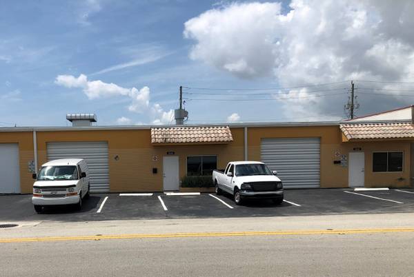 $19 / 3700ft2 - Small-Bay Warehouse For Lease (Oakland Park)63769571103361120