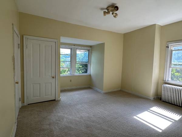 $1,090 / 2br - 1100ft2 - Big Apt. with nice view (Crafton)64013366621569121