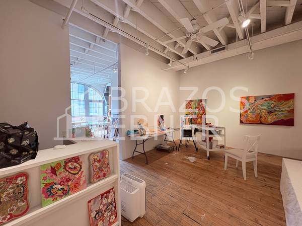 $7,307 / 1670ft2 - Former Art Studio, Arched Window, TALL Ceilings, Hardwood Floors (Chelsea)63661271733251121