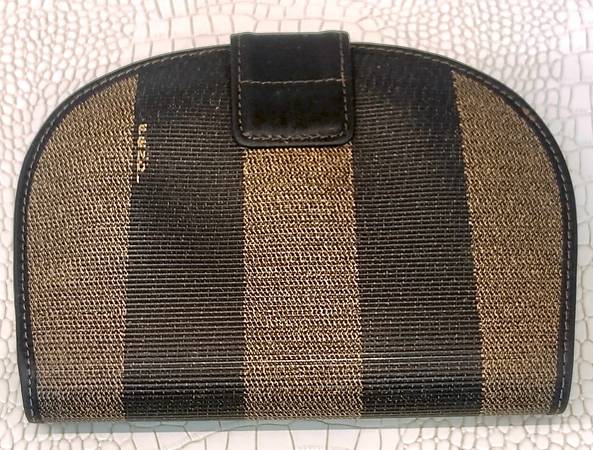 Beautiful 100% Authentic Women's Fendi Dome Penguin Snap Wallet 1