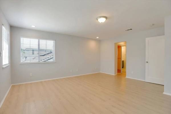 $1,210 / 2br - Spacious Modern apartment with Open-Concept Kitchen & Large Balcony! (santa cruz)64023716104706123