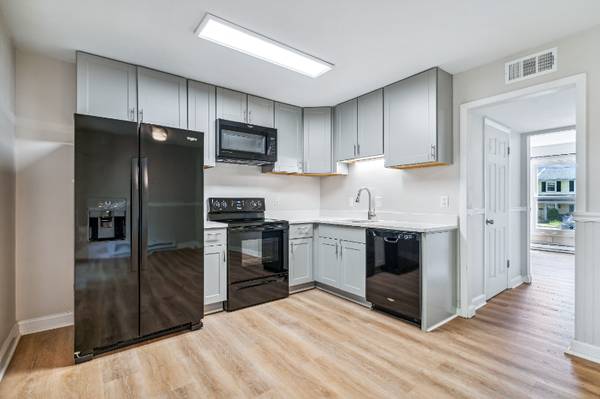 Well-Maintained 3BR Townhome with Granite Countertops - Brunswick 1