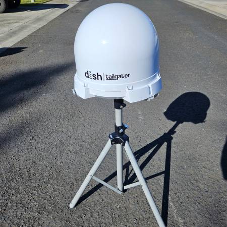 KING DISH TAILGATER 4 and factory tripod 1