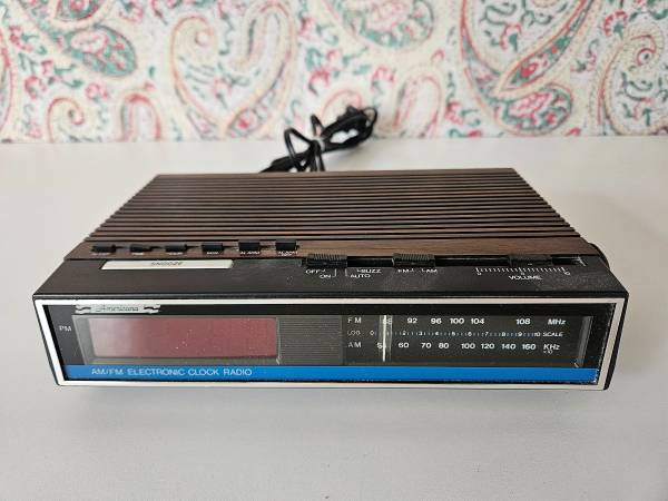 AMERICANA AM/FM ELECTRONIC CLOCK RADIO 1
