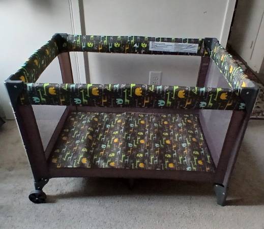 Cosco kids portable play yard - $25 (Arligton)63471146204545124