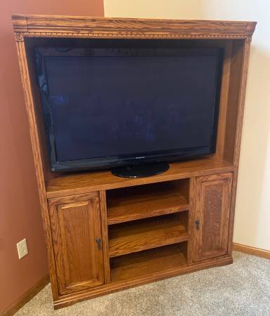 Solid Oak Corner TV Cabinet 1