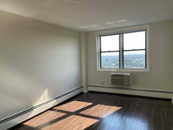 $4,120 / 2br - West Cambridge 2 Bed/1 Bath | Concierge Building | Near Bus (West Cambridge)63614179109891121