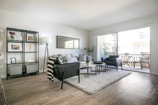 $2,450 / 1br - 736ft2 - Looking for Modern? Well Check Out This 1+1 Avail 4 October Hold Today (Torrance, CA)63953074187778123