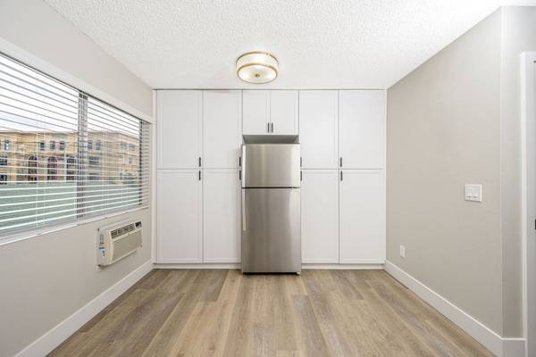 $2,495 / 2br - 890ft2 - 🔥 Sin balcón, sin problema: ¡elegante departamento de 2 habitaciones con gabinetes personalizados y estacionamiento!63829303501441124