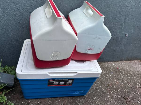 Igloo coolers small and medium 1
