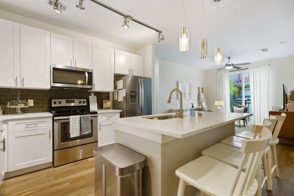 $3,000 / 2br - Chic 2-Bed, 2-Bath Condo in the heart of Barton Springs.64046033350531122