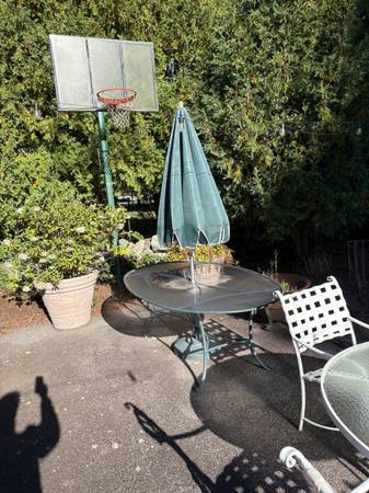 Brown Jordan Patio Table 1