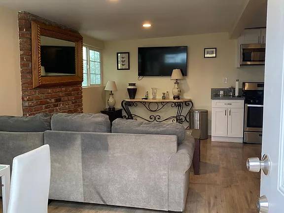$1,100 / 1br - Lemon Grove, CA ** Nice and comfortable 1BR / 1BA (2301 Bonita St #B, Lemon Grove, CA 91945)63998452749570122