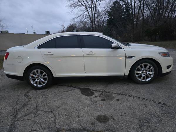 2010 FORD TAURUS - $4,999 (ZION ILLINOIS)63618805582721123
