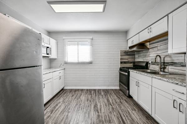 $1,199 / 2br - 950ft2 - 1744 W Glendale AVE  #12 B (Phoenix)64024994749953124