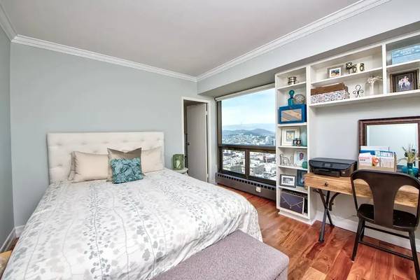 $3,201 / 2br - 1299ft2 - **Renovated 15th-Floor Residence with Sweeping San Francisco Views** (Nob Hill)64000754717698120