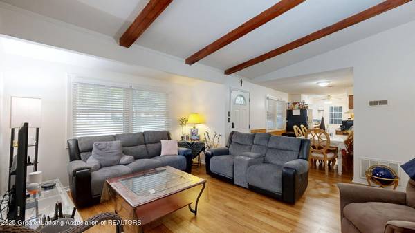 $1 / 3br - 933ft2 - "Techos abovedados, garaje enorme, patio impresionante: ¡una joya en Lansing que debe ver! (Lansing)64196987133825121