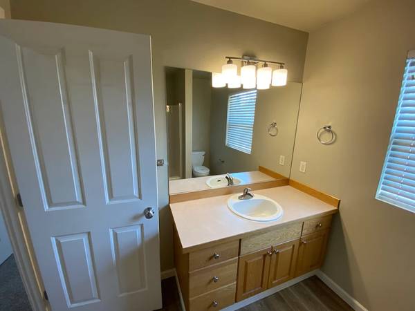 $1,989 / 3br - 1790ft2 - Un lugar que se siente naturalmente como en casa (Des Moines, WA)63808059031809124