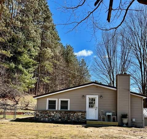 $1850.00 / 2br - 900ft2 - Cedar Corner Cottage64037723852418120
