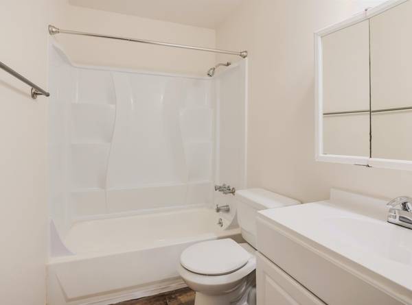 $1,400 / 2br - Quiet 2B Apartment with Dining Space, Pets Welcome - In Portland (Portland)63914738730371123
