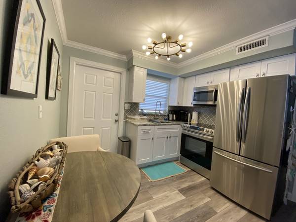 $2,000 / 1br - 500ft2 - Monthly Snowbird Rental - 2 Blocks from the Beach - 1 bed/1bath (Cape Canaveral)63923417315203122
