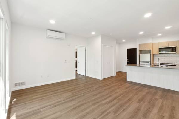 $2,775 / 2br - 739ft2 - Capitol Hill 2-Bed, 2-Bath | In-Unit Laundry, Rooftop & Pet-Friendly (Seattle)63850642103553122