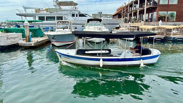 🌊 Classic Duffy Electric Boat – Cruise Newport in Style 1