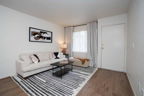 $2,739 / 3br - 1049ft2 - 3/BD, Cocina Spaciosa con Despensa, Listo para Cable (27303 N. Sara St., Los Angeles, CA)63953218659330121