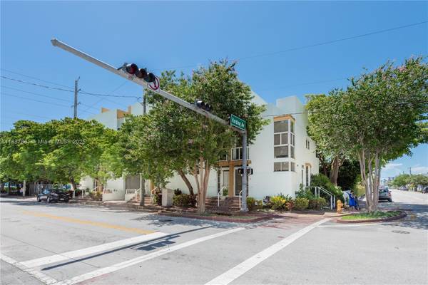 $3,000 / 2hab - 1068ft2 - ¡Casa adosada de 2 pisos a pocas cuadras del océano! (Harding House-Surfside)64001847784834120