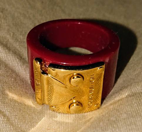 Louis Vuitton Red Acrylic Berglockme 1