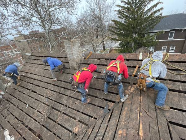 “ BEST ROOFING PRICES” Licensed Roofer. Flat, Shingles, Repair,roof 1