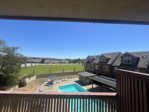 $2,465 / 2br - 925ft2 - Enamórate de nuestra increíble vista a la piscina ✨EXCELENTE OFERTA DE MUDANZA💰💸🌺 (san leandro)63880017618691123