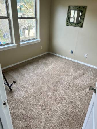 $700 / 3br - 120ft2 - *Room for rent in quiet NE Townhouse location (Portland)63956925291395123