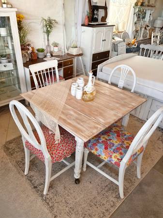 Kitchen Table + 4 mis matched chairs 1