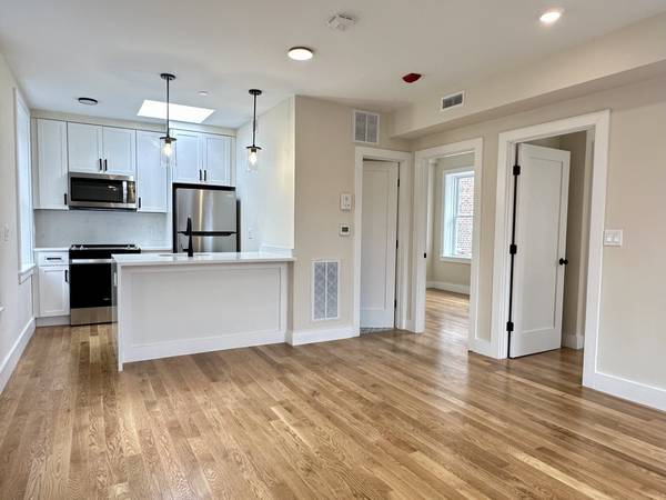 $4,500 / 2br - North End 2 Bed/1 Bath Apartment | 64 North Margin (North End)63810063218691120