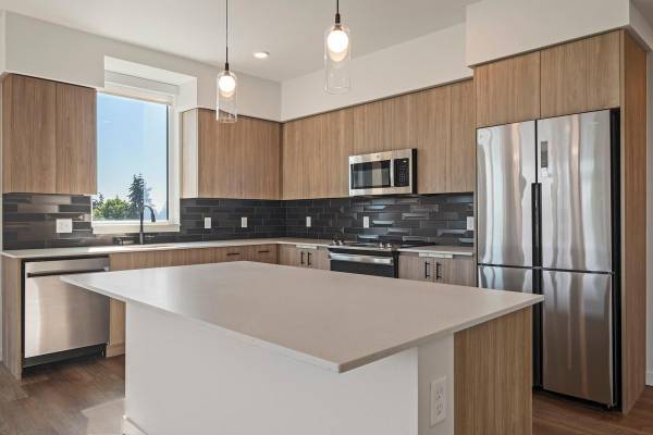 $1,725 / 421ft2 - Modern Lighting, Sky Tower, Island, Built-in Desk63995108735875121