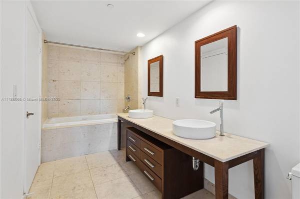 $3,400 / 1br - 816ft2 - Icon Brickell Large 1 Bedroom Unit with River Views (Brickell)64051003023361121