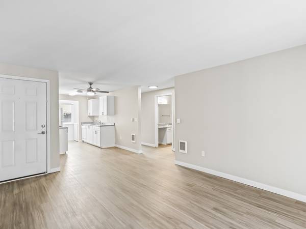 $1,545 / 2br - 850ft2 - $500 OFF When You Look & Lease ✨ 2x1 w/ Washer & Dryer In-Unit! (4602 NE 72nd Ave, Vancouver, WA 98661)63777227559043124