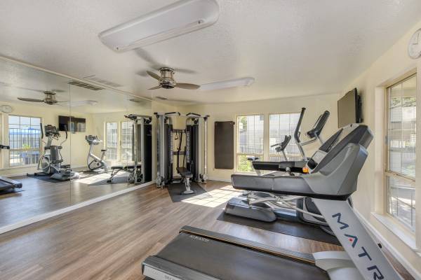 $1,914 / 2br - 986ft2 - Inviting and spacious upstairs two bedroom with wood burning fireplace (Roseville)63790861843201120