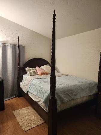 One bedroom with a private bathroom in a mobile home 1