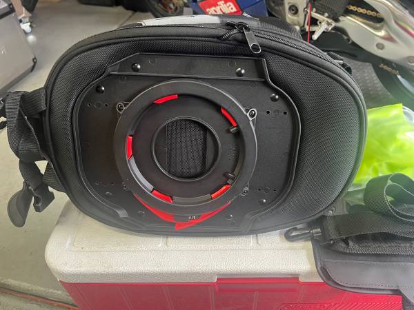 Givi 15L Bolsa Tanklock - $150 (Elmhurst)63470452074753124