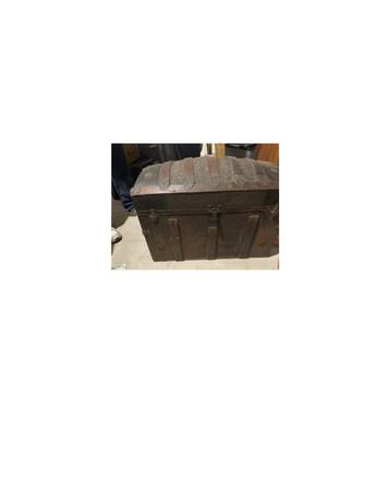 STEAMER TRUNK 1