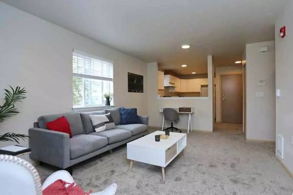$920 / 2br - 395ft2 - Lots of space, conveniently located nearby college campus! 395 Sq Ft! (Bellingham)63509649902977122