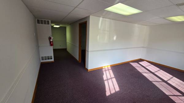 $1,500 / 850ft2 - Nice commercial space for rent in the heart of Menomonee falls (MENOMONEE FALLS)64151651330177124